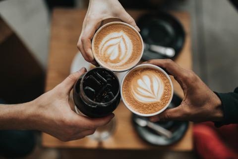 Amigos a beber café